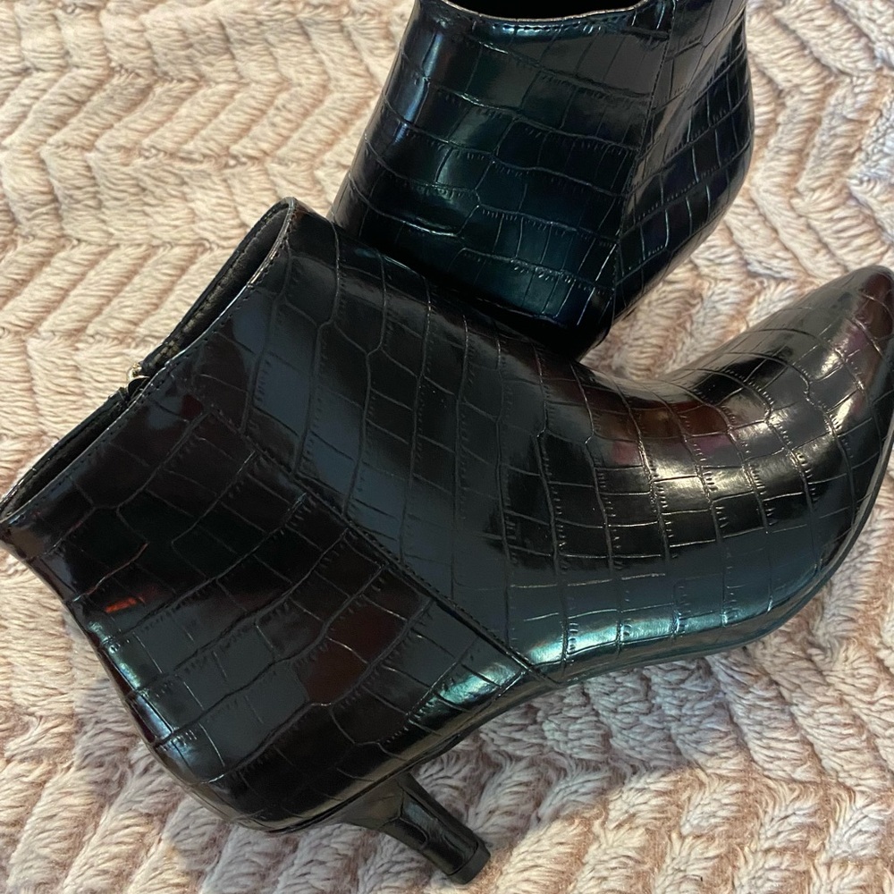 AEROSOLES Black Croc-Embossed Ankle Boots